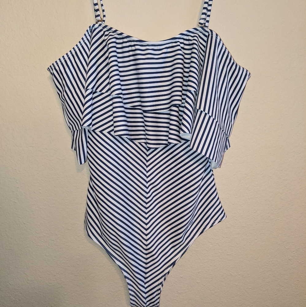👙 Stripped one peice swimsuit